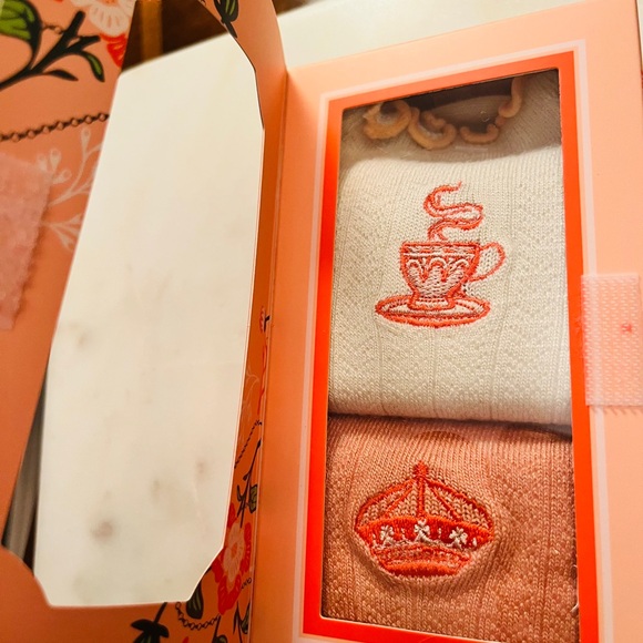 BRIDGERTON Women's Crew Socks — Cream & Peach (2-Pack) - Shoe size 4-10 (NIB) - Picture 6 of 6